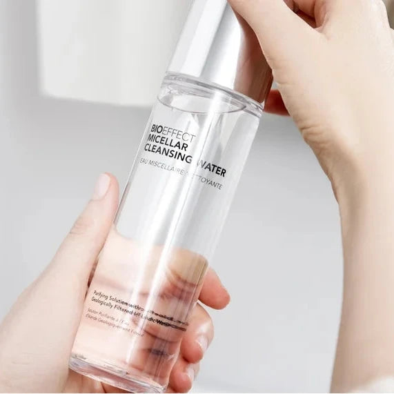 Agua micelar BIOEFFECT sostenida en la mano