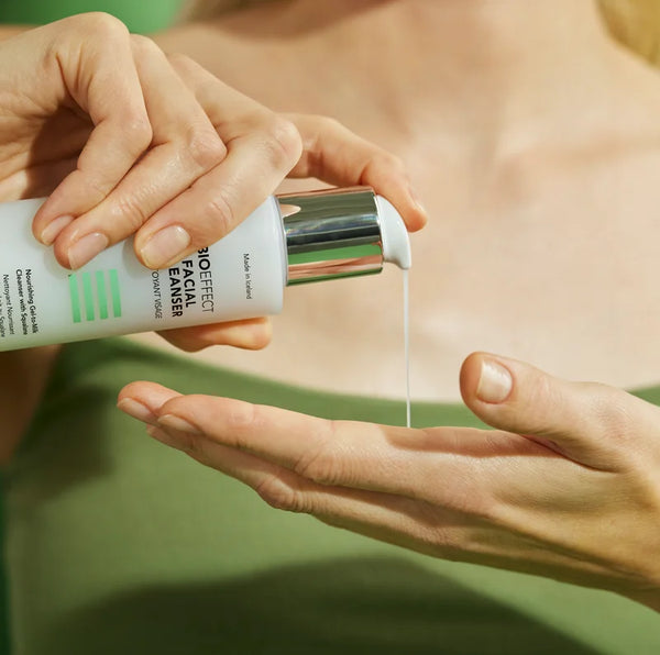 Aplicación del limpiador facial BIOEFFECT