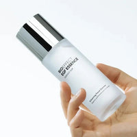 Aplicación de BIOEFFECT Esencia Facial EGF en la mano