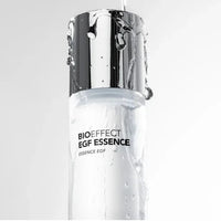 Detalle de BIOEFFECT Esencia Facial EGF con gotas de agua