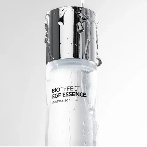 Detalle de BIOEFFECT Esencia Facial EGF con gotas de agua
