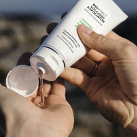 Aplicación del exfoliante volcánico BIOEFFECT sobre la piel