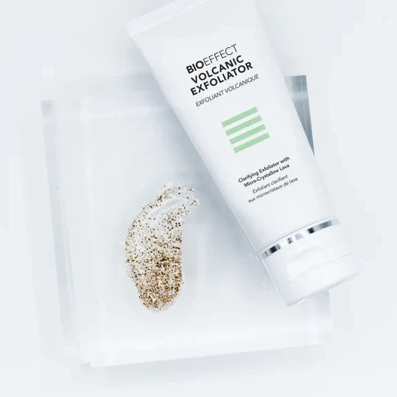 Exfoliante volcánico BIOEFFECT con lava volcánica y semillas de albaricoque – detalle del tubo