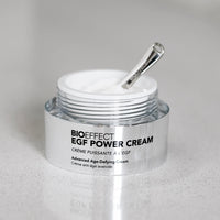 Power Crema EGF BIOEFFECT abierta con espátula