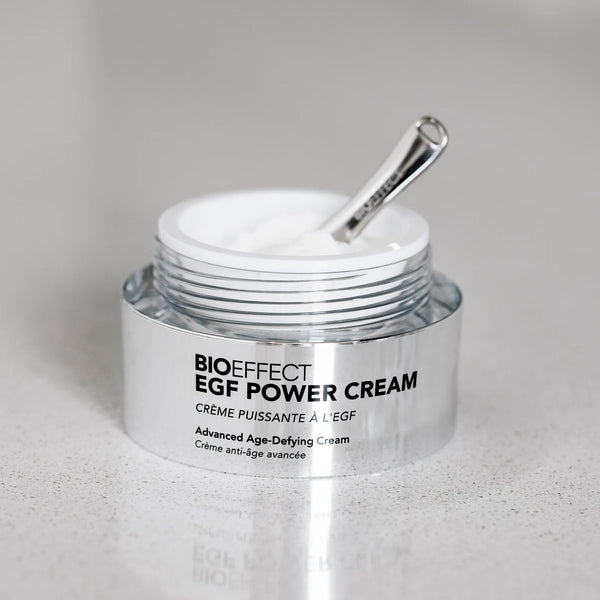 Power Crema EGF BIOEFFECT abierta con espátula