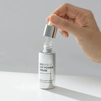 Power Sérum EGF BIOEFFECT sostenido en la mano con el gotero