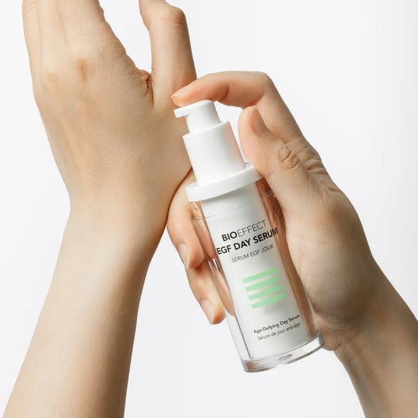 Aplicación del Sérum de Día EGF BIOEFFECT sobre la piel