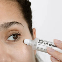 Aplicación del Sérum EGF Contorno de Ojos BIOEFFECT sobre la piel