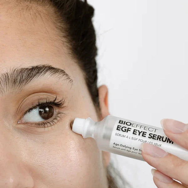 Aplicación del Sérum EGF Contorno de Ojos BIOEFFECT sobre la piel
