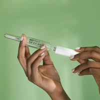 Sérum EGF Contorno de Ojos con Recambio BIOEFFECT sostenido en la mano