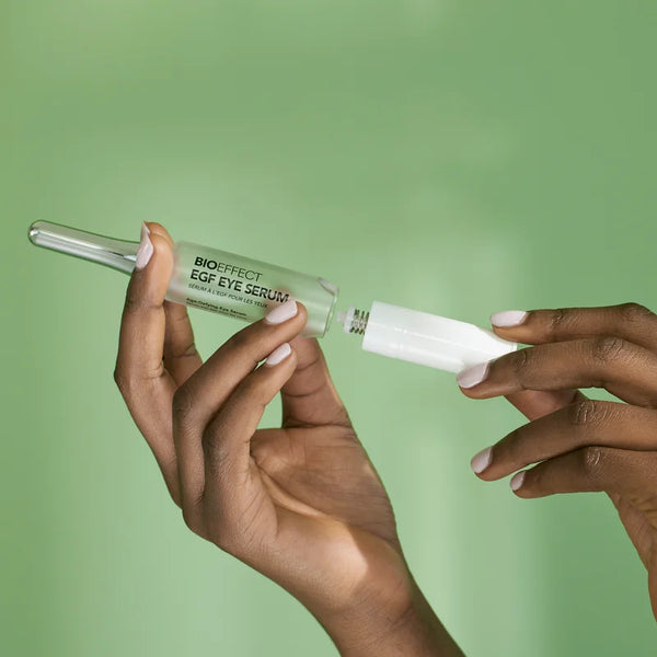 Sérum EGF Contorno de Ojos con Recambio BIOEFFECT sostenido en la mano