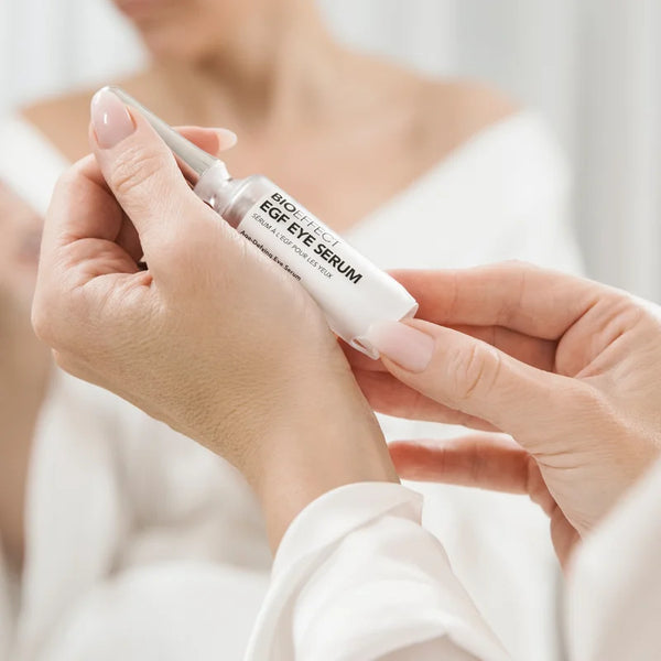 Sérum EGF Contorno de Ojos BIOEFFECT sostenido en la mano