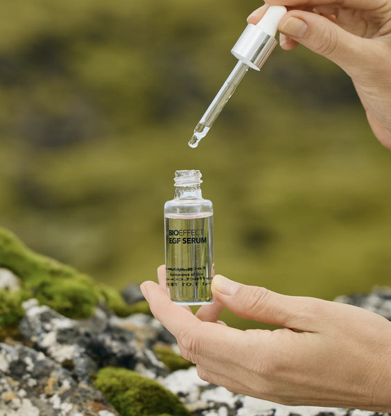 Sérum FGF BIOFFFECT en entorno natural de Islandia